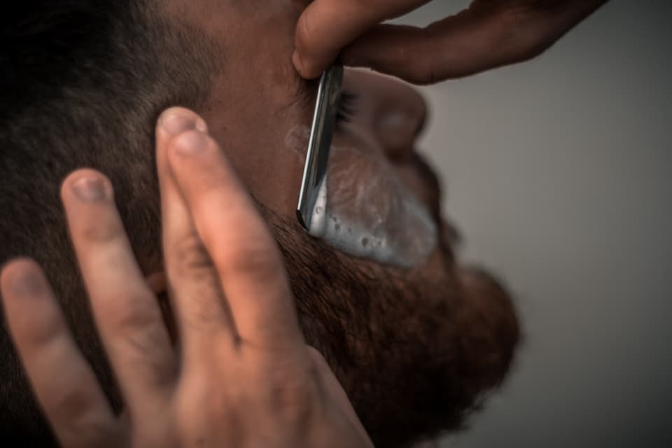 Perfilado de barba a navaja