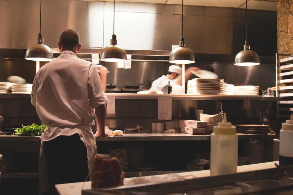 Cocina abierta durante el servicio