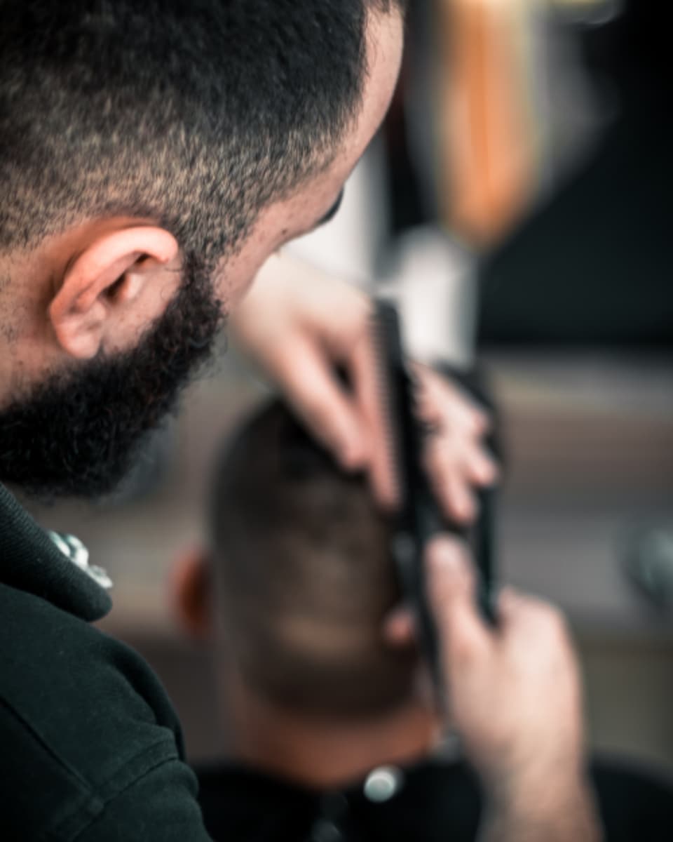 Barbero haciendo un degradado con máquina