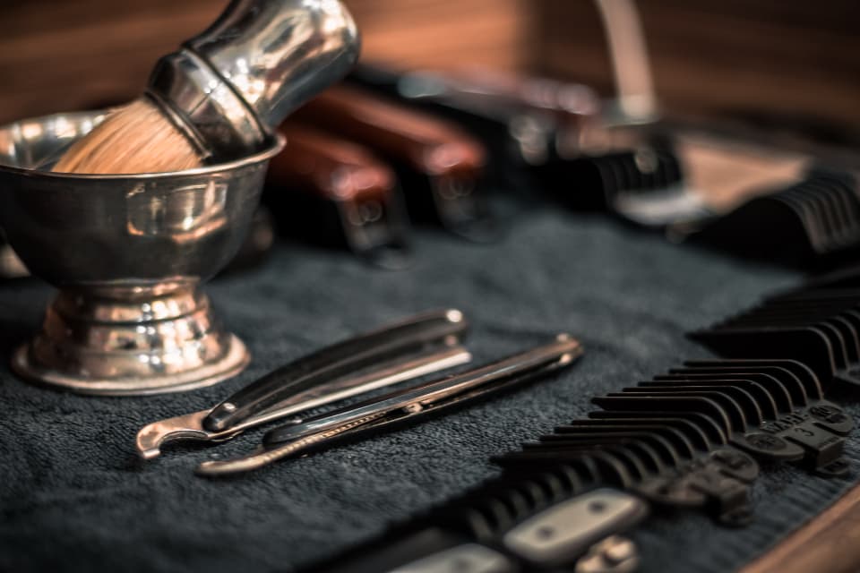 Brocha y navajas sobre la mesa