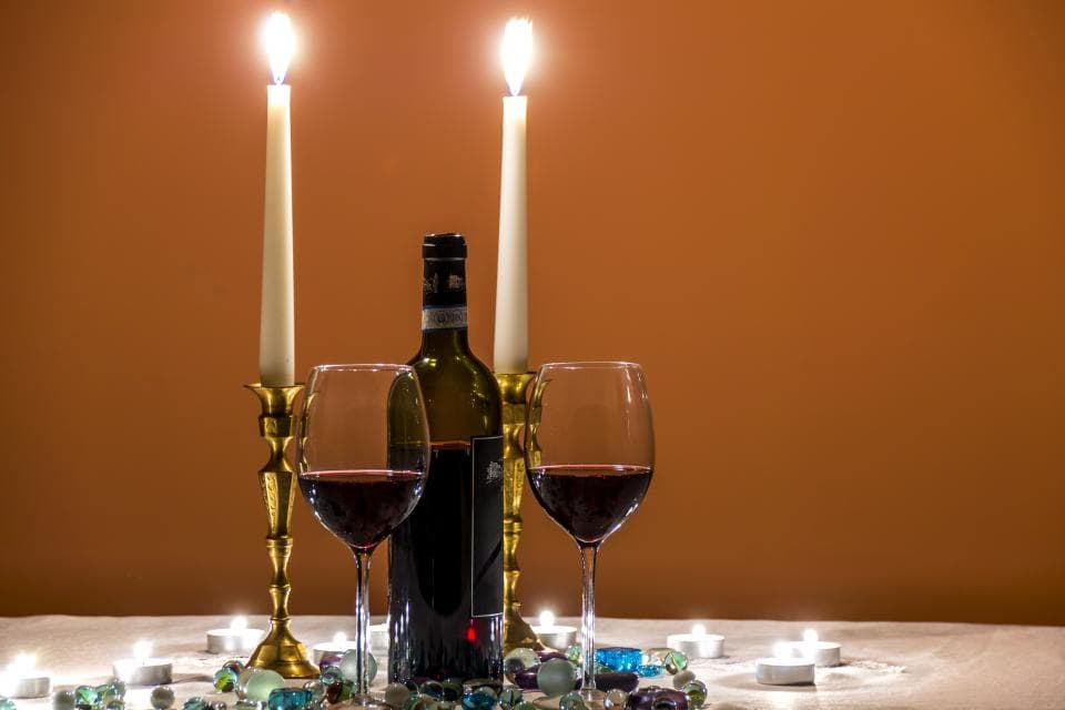 Mesa con velas y vino tinto