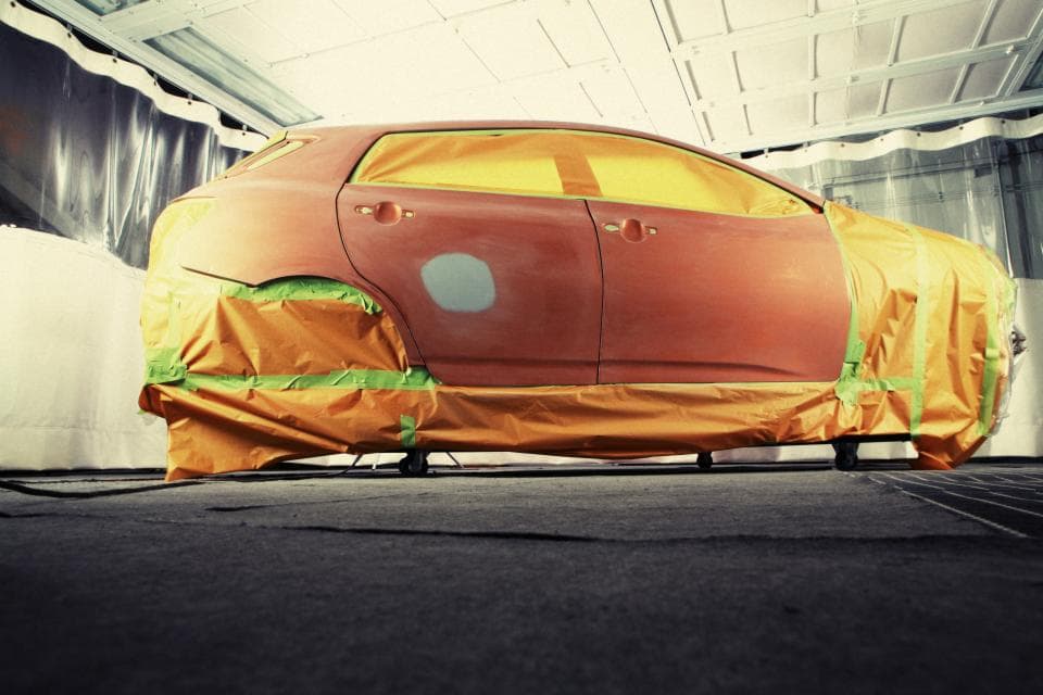 Coche en cabina de pintura
