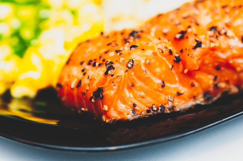 Salmón a la brasa con verduras